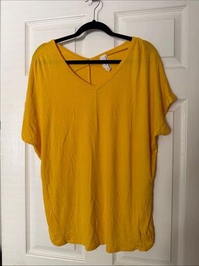 Honeyme Short Sleeve V-Neck Tee in Yellow